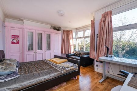 4 Bed Terraced House, Strathearn Road, SW19 - Photo 5