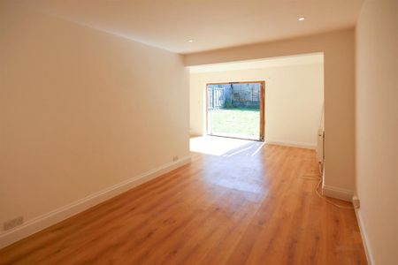 4 bedroom semi-detached bungalow to rent - Photo 2