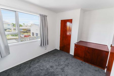 2-Bedroom in Papatoetoe - Newly Renovated - Photo 2