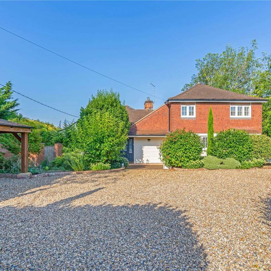 A charming, modern four-bedroom family home in the popular village of Little Marlow, with fabulous countryside views. - Photo 1