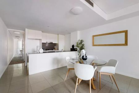 Split level apartment with generous proportions - Photo 3