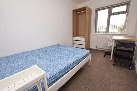 5 bedroom semi-detached house to rent - Photo 4