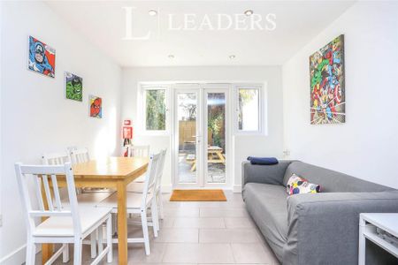 1 bedroom in a house share to rent - Photo 2