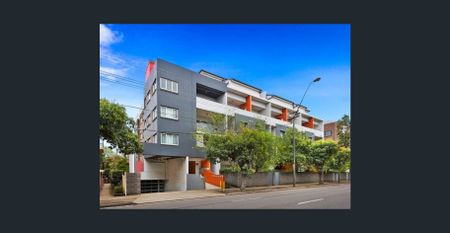 Ground Floor Full-Brick Apartment With Private Courtyard - Photo 2