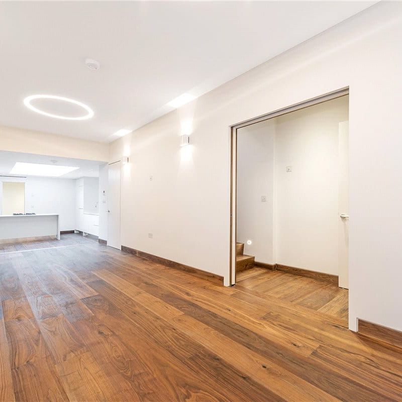 A stunning, recently refurbished two bedroom house a stone's throw away from Paddington Gardens. - Photo 1