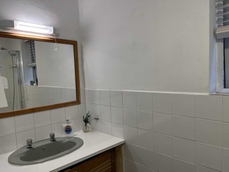 Room 6, 25 Springfield Road, Guildford, Surrey GU1 4DW - Photo 2