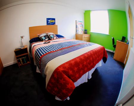 Large En-Suite - Photo 5