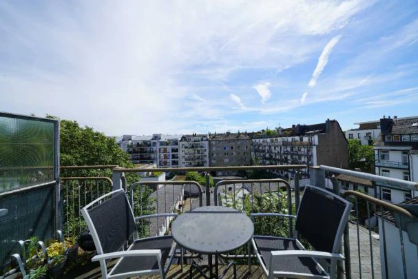 Über den Dächern von Düsseldorf-Friedrichstadt: 2-Zi-Maisonette-Wohnung mit Balkon und Einbauküche - Photo 1