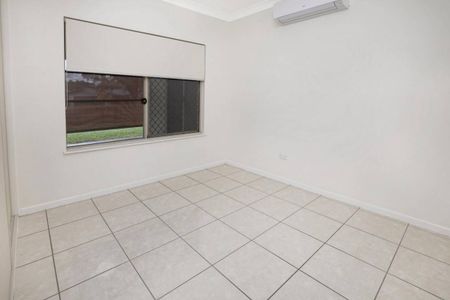 Five Bedrooms - Pool - Outdoor Kitchen - Solar - Double Garage Plus Carport - Photo 2
