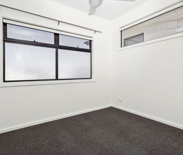 Ideal Location - Premium Lifestyle - Modern 2 Bedroom Townhouse &excl; - Photo 2