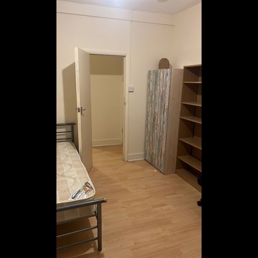 Studio Flat, Primrose Road, E10 - Photo 1