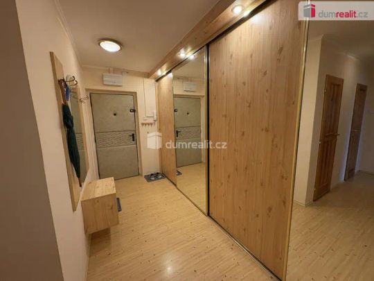 pronájem již zrekonstruovaného, plně vybaveného bytu 3+1 s dvěma balkóny - Čechovská, PB - Fotografie 1