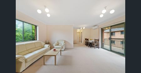 Large, well presented two bedroom unit. - Photo 2