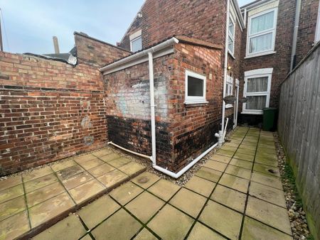 3 bedroom terraced house to rent - Photo 4