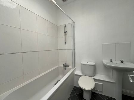 2 bed flat to rent in Albert Road, Bournemouth, BH1 - Photo 5