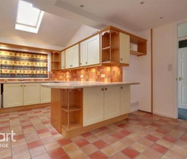 4 bedroom semi-detached house to rent - Photo 6