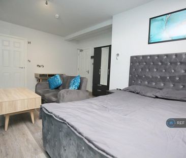 1 bedroom in a house share to rent - Photo 2