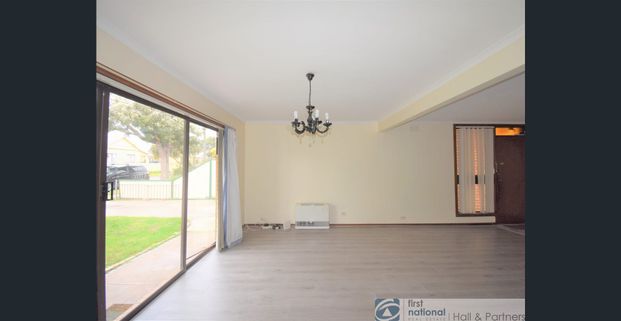 3-bedroom townhouse in unbeatable location! - Photo 1