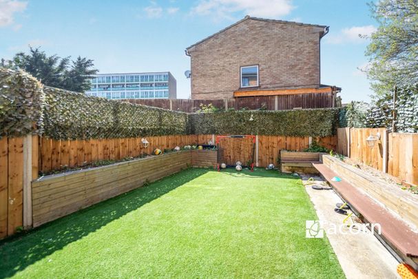 Flat to rent - Pier Road, Gillingham, ME7 - Photo 1