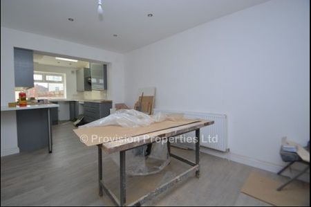 6 Bedroom Student Properties in Leeds - Photo 4