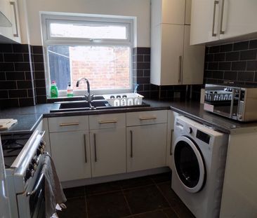 2 bedroom Flat To Let - Photo 5