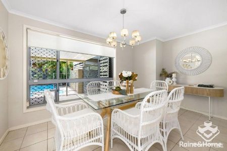 Luxurious Home first time on rental market â Walk to Schools & Shops - Photo 3