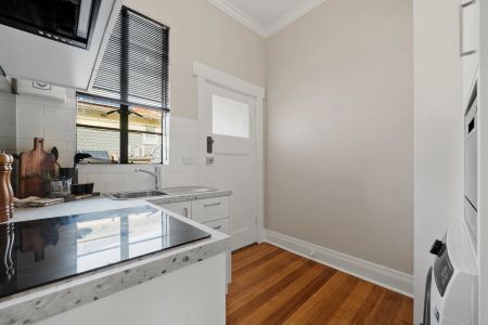 Barrsden – A fully renovated Art Deco gem - Photo 4