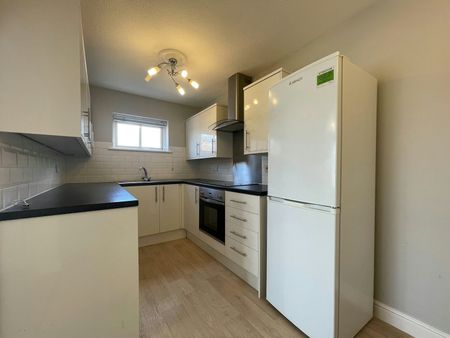 Flat to rent on - Photo 2