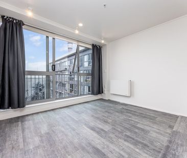 City Living with Harbour Views - Photo 5