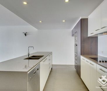 Furnished Spacious unit with park & city view - Photo 5