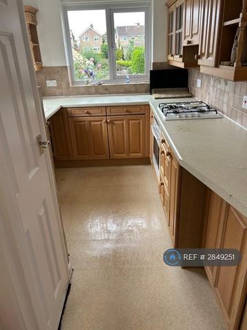 3 bedroom semi-detached house to rent - Photo 3