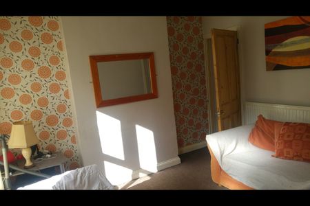 Room in a Shared House, Winsdon Road, LU1 - Photo 4