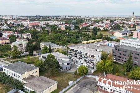 Pronájem 2+kk s balkonem a parkováním, ul. Wellnerova - Fotografie 5