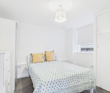 4 Bed Maisonette, Wallis Close, SW11 - Photo 3