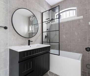 Freestanding home of classic and contemporary style - Photo 5