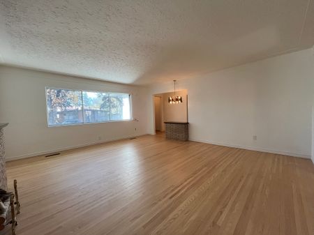 Spacious 4 Bedroom Home In Desirable Highlands – Character, Comfort & Convenience! - Photo 4