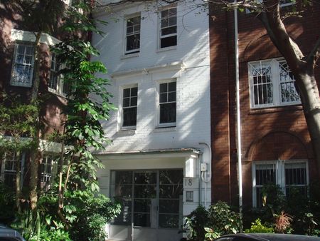 Semi Furnished Freshly Painted One Bedroom Apartment in the Heart of Darlinghurst - Photo 3