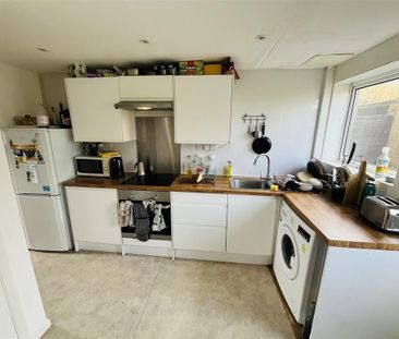 4 bedroom semi-detached house to rent - Photo 6
