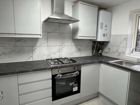 Shepherds Close, Romford, RM6 - Photo 2