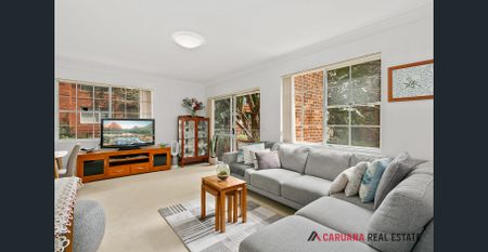 Light filled apartment footsteps from the beach - Photo 5