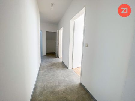 Geförderte 3- Zimmer Dachgeschoss-Wohnung inkl. Loggia und Stellplatz! Einbau einer Küche möglich - Photo 3