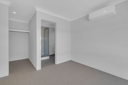 Five Bedroom Home in Madora Bay - Photo 4