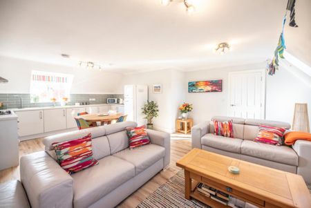 2 bedroom coach house to rent - Photo 2