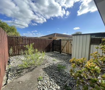 Close to town centre - Photo 3