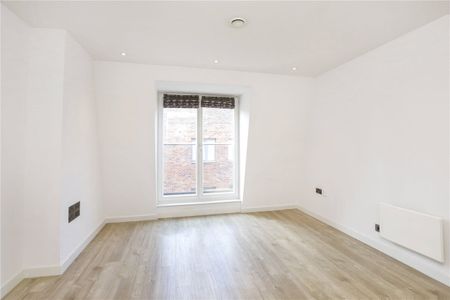 A superb top floor 1 bedroom apartment in the heart of the city centre. A bright and contemporary property and an all round must to view! - Photo 4