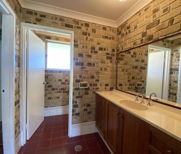 Large Family Home - Ample Shedding! - Photo 4