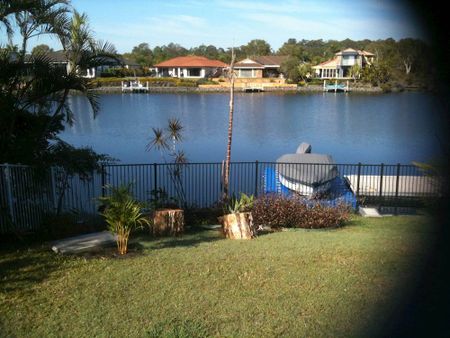 Helensvale - Photo 3
