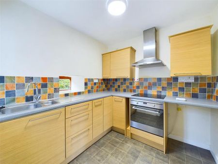 2 bedroom end of terrace house to rent - Photo 5