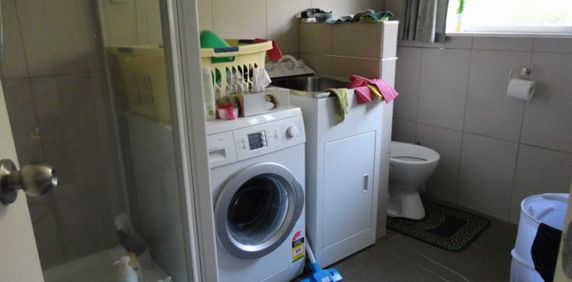 Single level brick and tile sunny unit - Photo 2