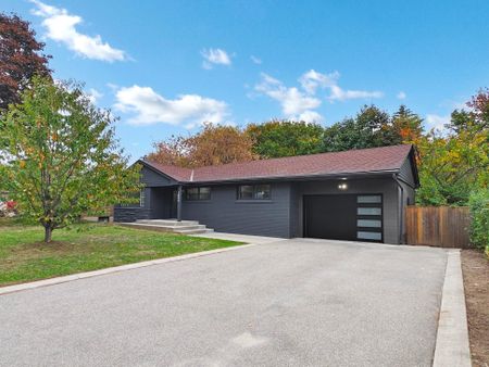 For Lease - 2098 Maplewood Drive, Burlington, Ontario - Photo 2